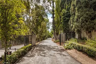 19540 Wells Dr, Tarzana, CA 91356 - Photo 27