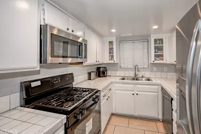 6545 Reseda Boulevard #3, Reseda, CA 91335 - Photo 7