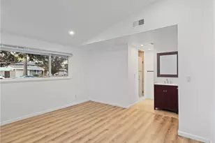 20324 Oxnard St, Woodland Hills, CA 91367 - Photo 13