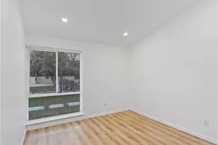 20324 Oxnard St, Woodland Hills, CA 91367 - Photo 11