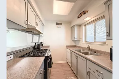 22131 Oxnard Street, Woodland Hills, CA 91367 - Photo 9