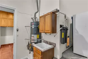 10234 Clover Dr, Oak Hills, CA 92344 - Photo 29