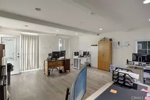 23130 Oxnard St, Woodland Hills, CA 91367 - Photo 37