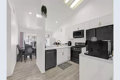 11350 Foothill Boulevard #15, Sylmar, CA 91342 - Photo 5