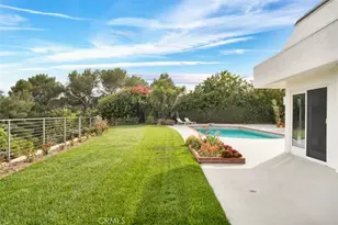 2906 Elvido Dr, Los Angeles, CA 90049 - Photo 9