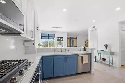 21301 Erwin Street #545, Woodland Hills, CA 91367 - Photo 3