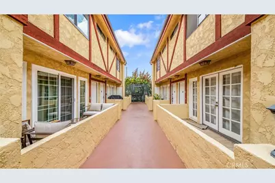7422 Hazeltine, Van Nuys, CA 91405 - Photo 9
