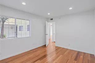 5540 S Owensmouth Ave, Woodland Hills, CA 91367 - Photo 15