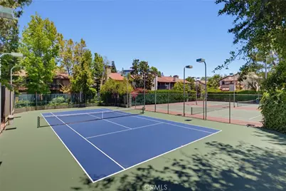 21901 Burbank, Woodland Hills, CA 91367 - Photo 27