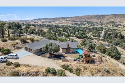8734 Vientos, Leona Valley, CA 93551 - Photo 33