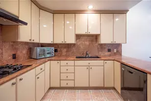 24420 Victory, West Hills, CA 91367 - Photo 9