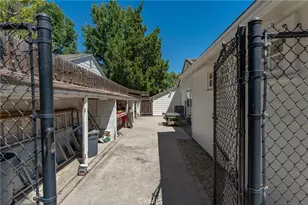 23160 Ostronic Dr, Woodland Hills, CA 91367 - Photo 27