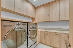 12142 Emelita St, Valley Village, CA 91607 - Photo 37