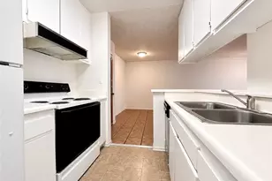 18307 Burbank Blvd, Tarzana, CA 91356 - Photo 7
