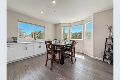 946 Warwick, Thousand Oaks, CA 91360 - Photo 17
