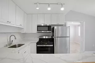 19208 Ave Of The Oaks, Newhall, CA 91321 - Photo 3