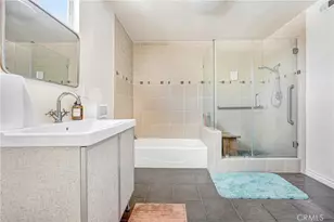 22450 Collins, Woodland Hills, CA 91367 - Photo 21