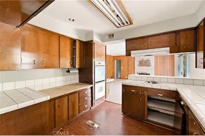 23347 Collins Street, Woodland Hills, CA 91367 - Photo 9