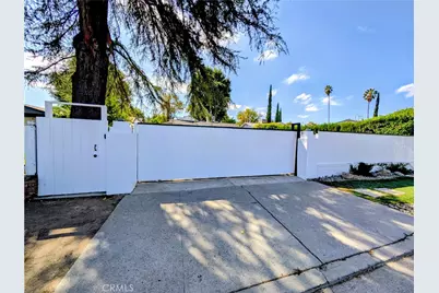 23130 Victory, Woodland Hills, CA 91367 - Photo 33