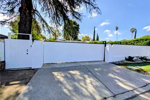 23130 Victory, Woodland Hills, CA 91367 - Photo 33