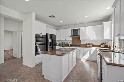 29052 Madrid Place, Castaic, CA 91384 - Photo 15