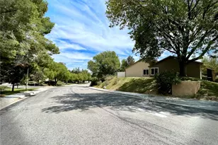 20042 Ave Of The Oaks, Newhall, CA 91321 - Photo 35