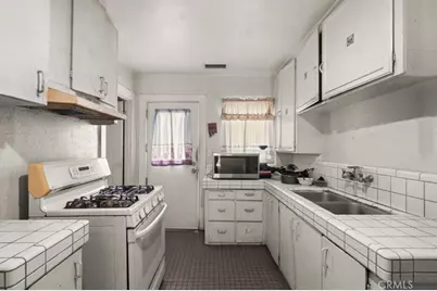 221 W Hillcrest Boulevard, Inglewood, CA 90301 - Photo 19