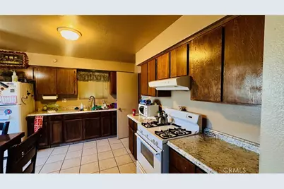 8700 Greenfield Park Drive, Bakersfield, CA 93307 - Photo 9