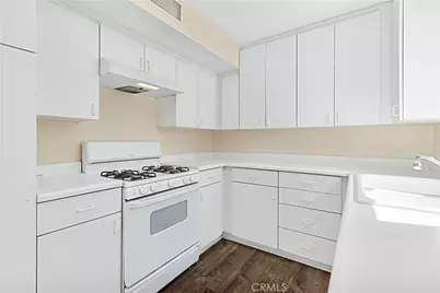 22139 Burbank Boulevard #7, Woodland Hills, CA 91367 - Photo 13