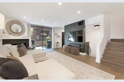 21931 Burbank Boulevard #25, Woodland Hills, CA 91367 - Photo 7