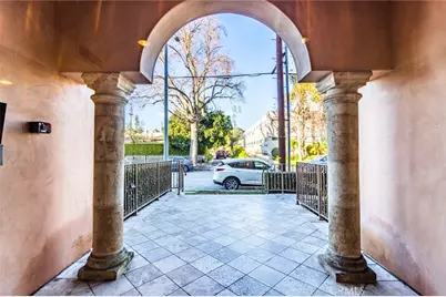 10862 Bloomfield #203, Toluca Lake, CA 91602 - Photo 3