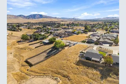 22105 Copper Dr, Tehachapi, CA 93561 - Photo 17