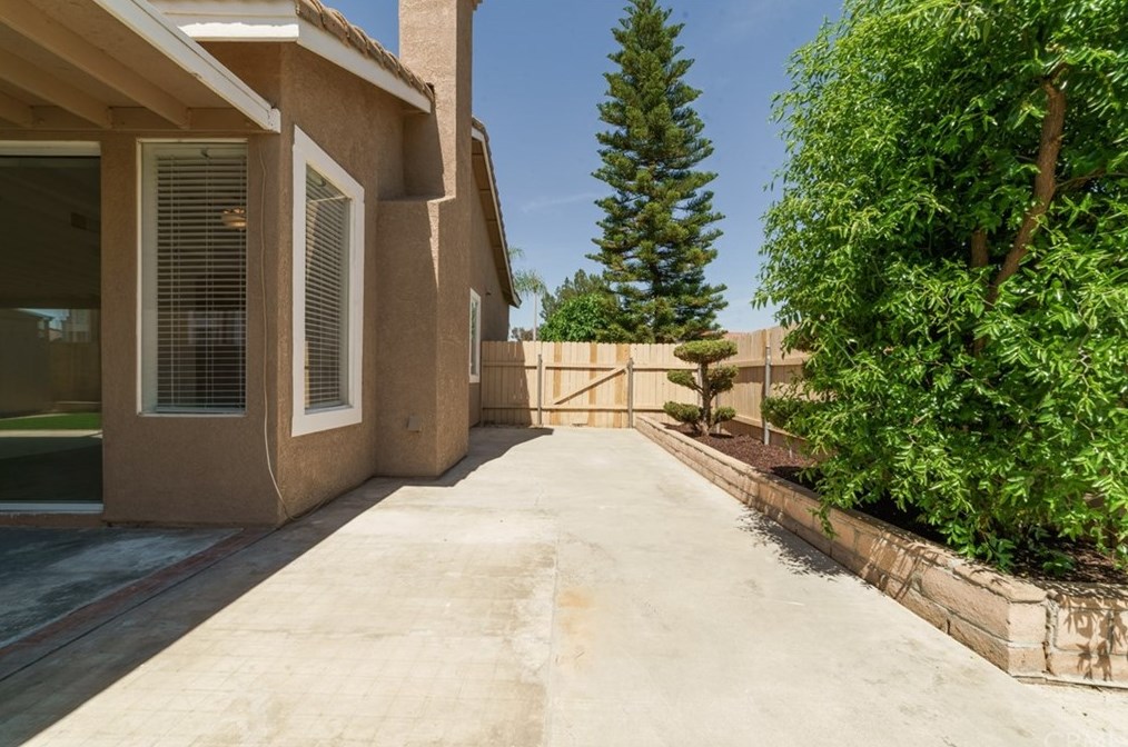16198 Greenfield St, Moreno Valley CA  92551-7256 exterior