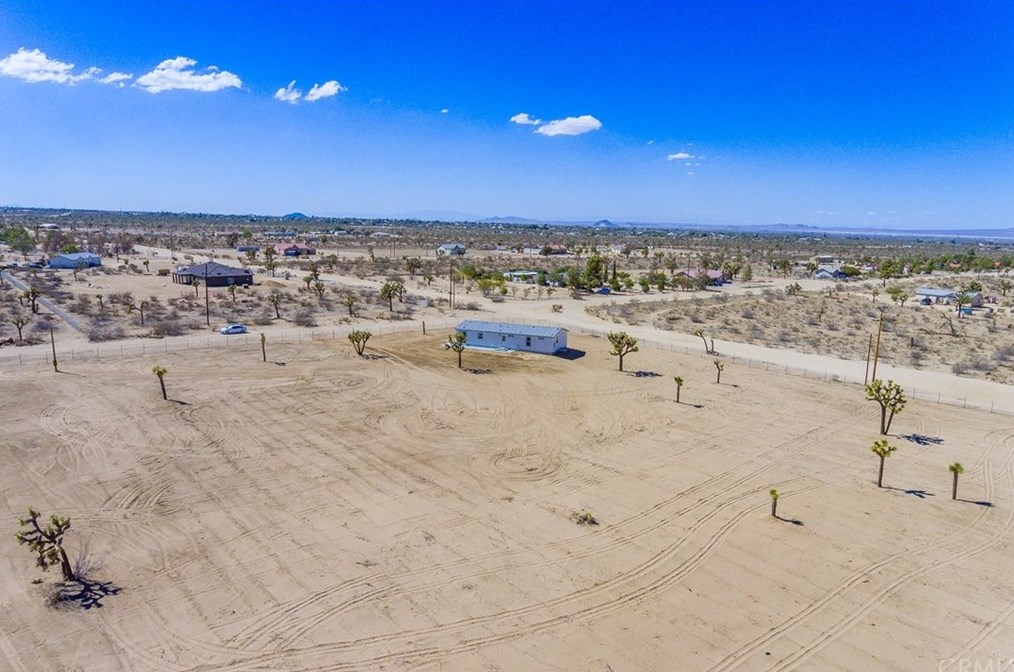 6175 La Mesa Rd, Phelan CA  92371-4651 exterior