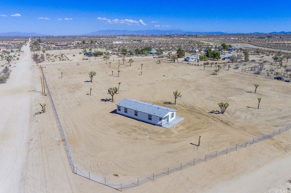 6175 La Mesa Rd, Phelan CA  92371-4651 exterior