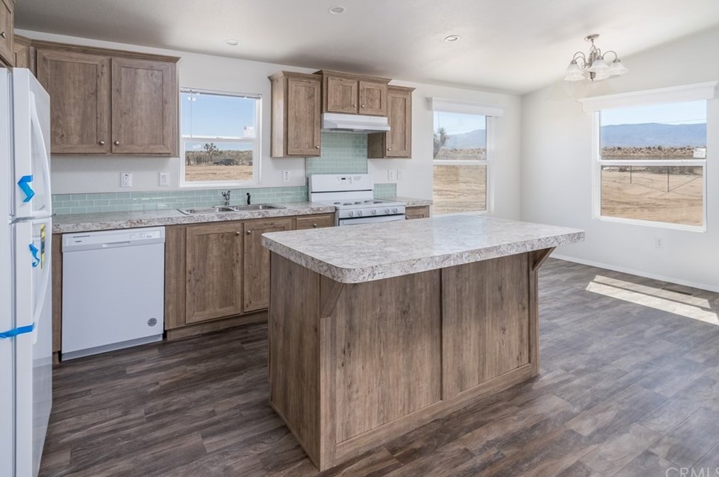 6175 La Mesa Rd, Phelan CA  92371-4651 exterior