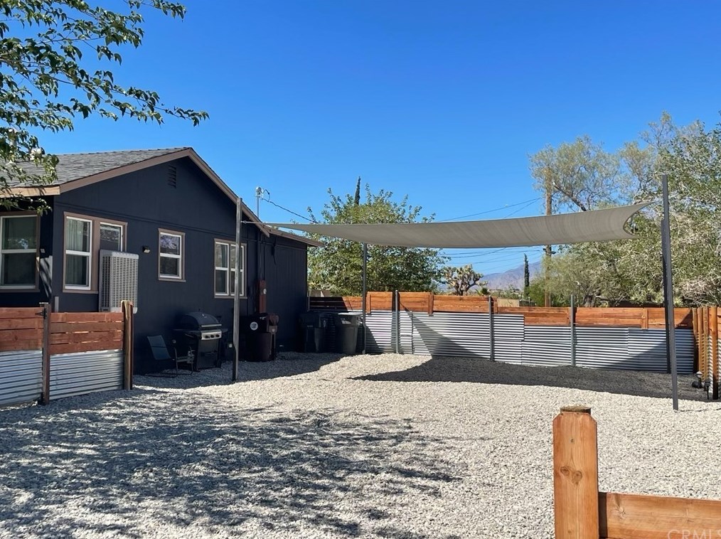 7616 Apache Trl, Yucca Valley CA  92284-3284 exterior
