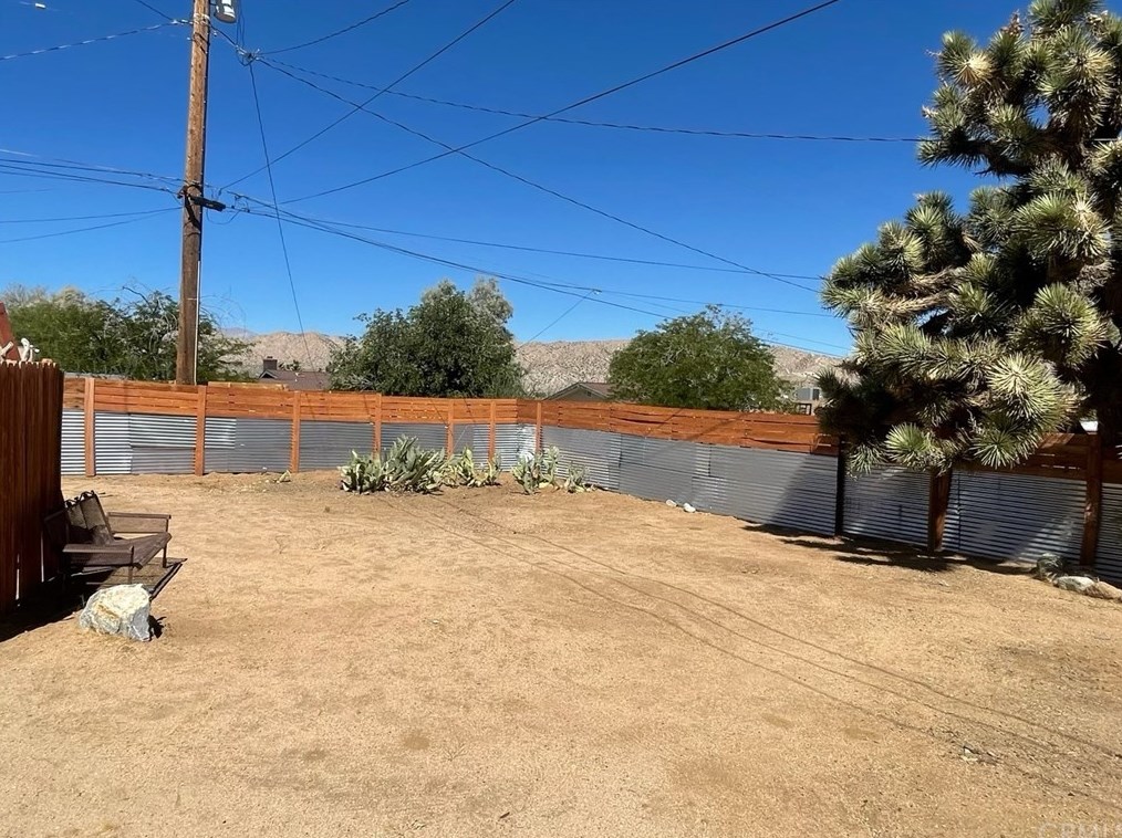 7616 Apache Trl, Yucca Valley CA  92284-3284 exterior