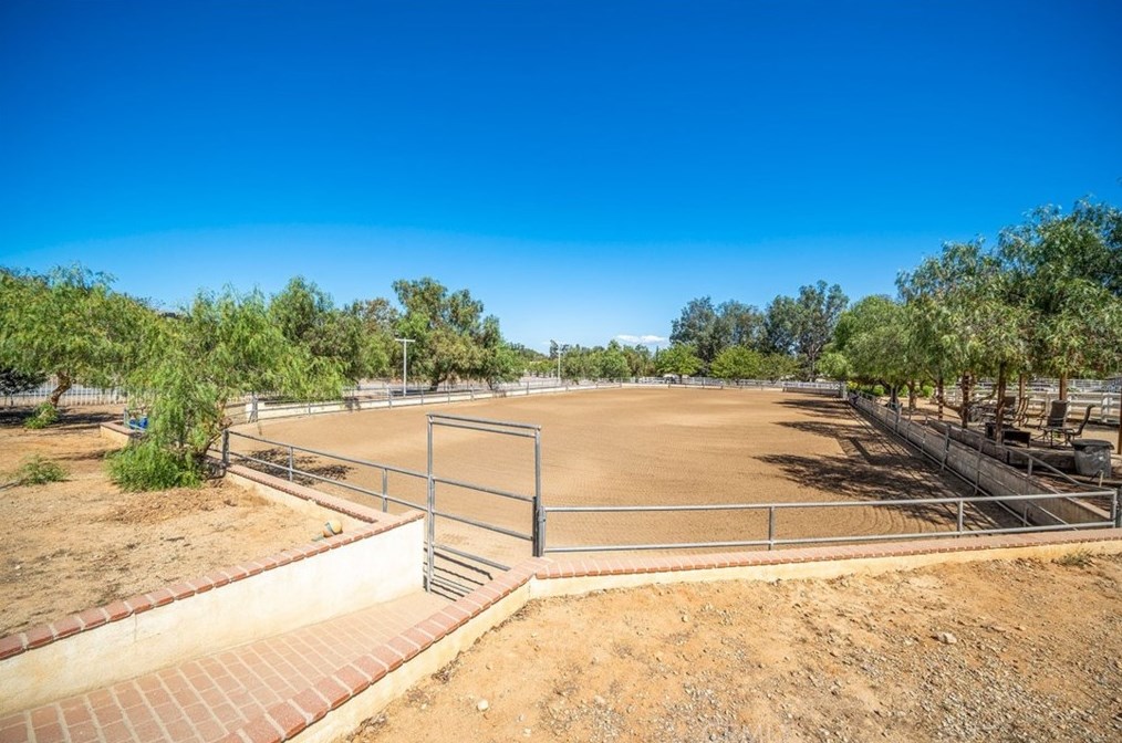 20585 Avenida Castilla, Murrieta CA  92562-9239 exterior