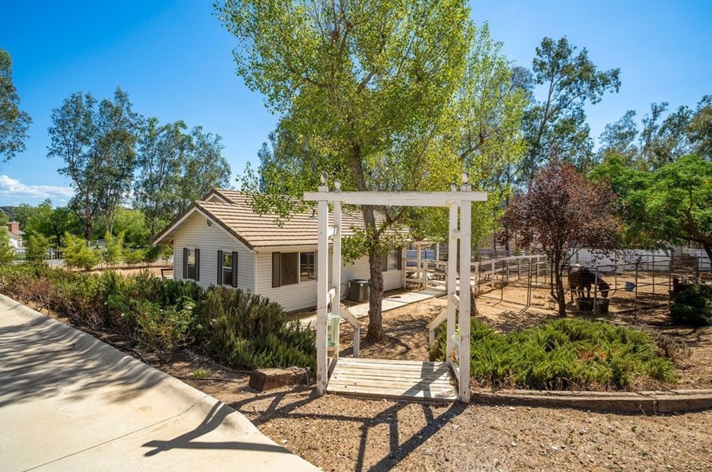 20585 Avenida Castilla, Murrieta CA  92562-9239 exterior