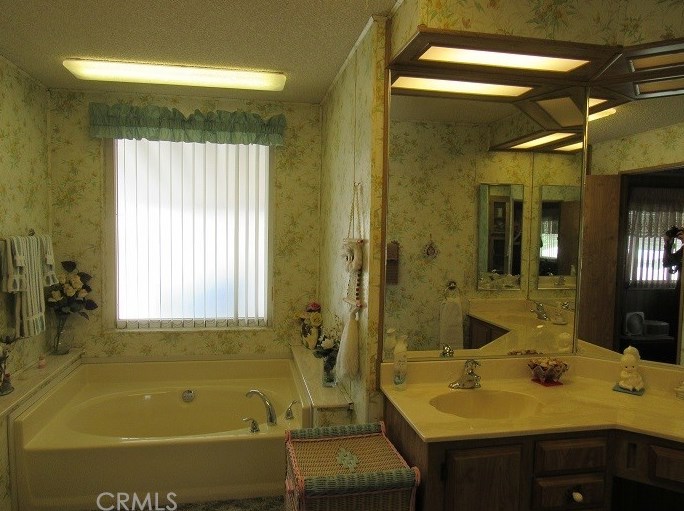 1525 Oakland Ave, Hemet CA  92543-2682 exterior