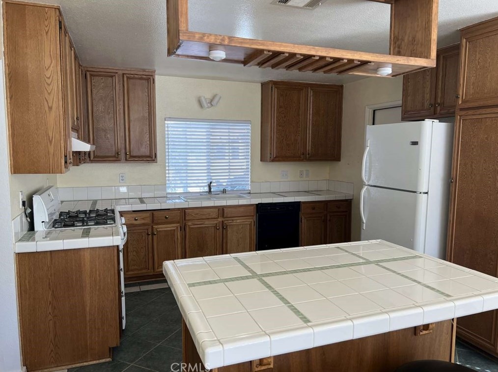 861 Digby Dr, Hemet CA  92545-1905 exterior