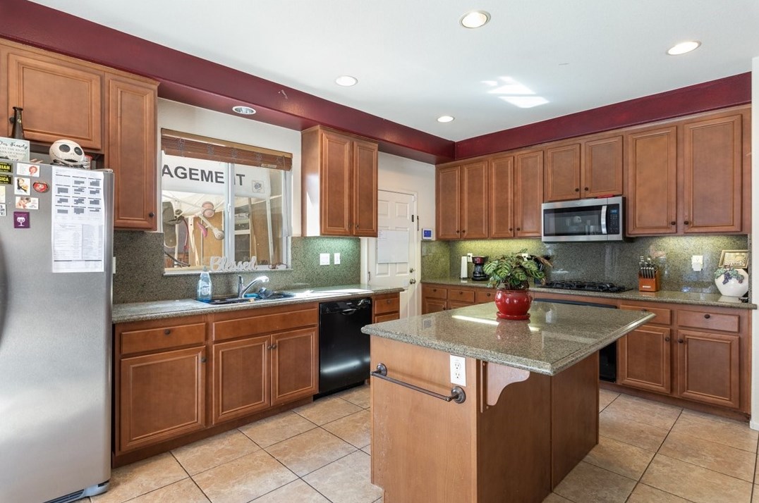 35622 Denver Cir, Winchester CA  92596-8568 exterior