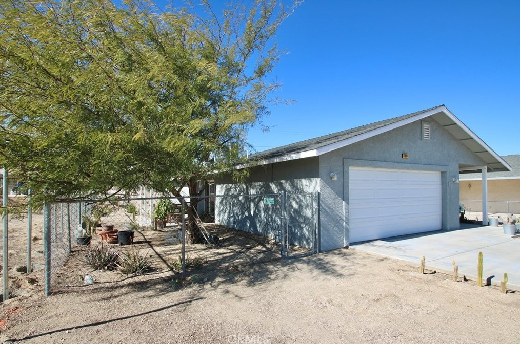 6664 Split Rock Ave, Twntynine Plm CA  92277-3256 exterior