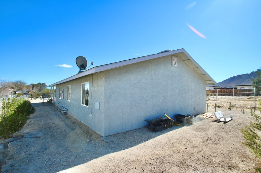 6664 Split Rock Ave, Twntynine Plm CA  92277-3256 exterior