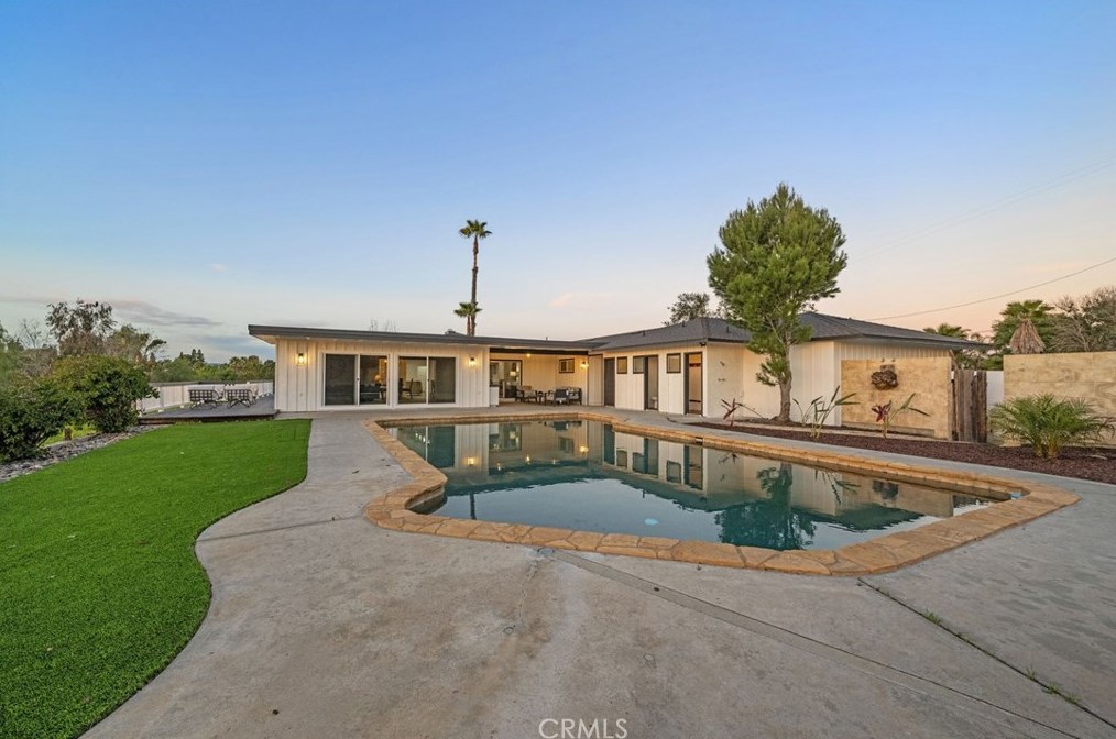 701 Fallbrook St, Fallbrook CA  92028-3443 exterior