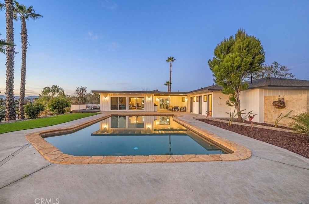 701 Fallbrook St, Fallbrook CA  92028-3443 exterior