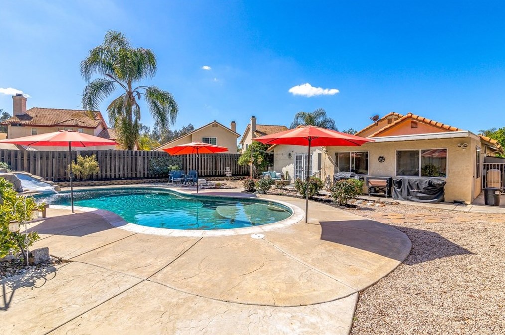 24666 Leafwood Dr, Murrieta CA  92562-4160 exterior