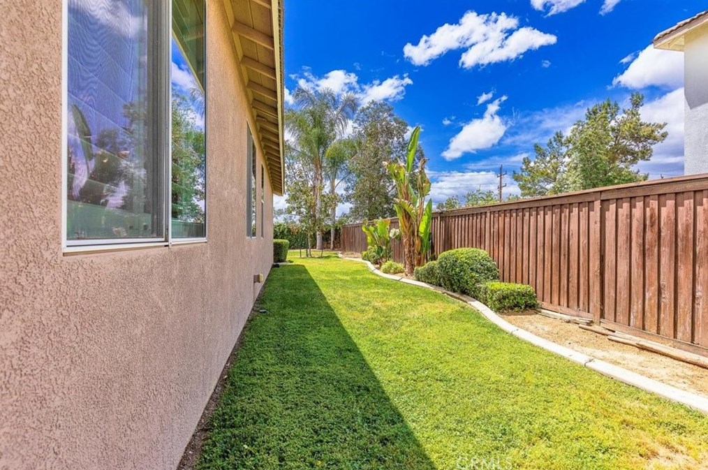 32299 Perigord Rd, Winchester CA  92596-9064 exterior