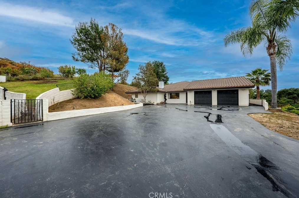 210 Ridge Dr, Fallbrook CA  92028-2624 exterior